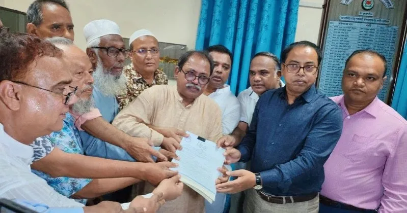 মনোনয়নপত্র জমা দিচ্ছেন মির্জা ফয়সল আমীন